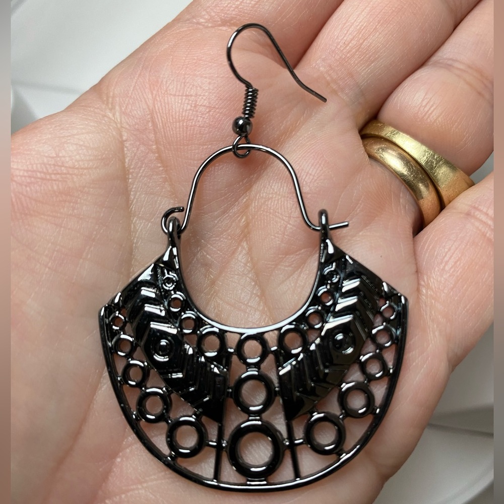 E177 ❤️ Indigenous Idol – Black Gunmetal – Earrings - Picture 5 of 8